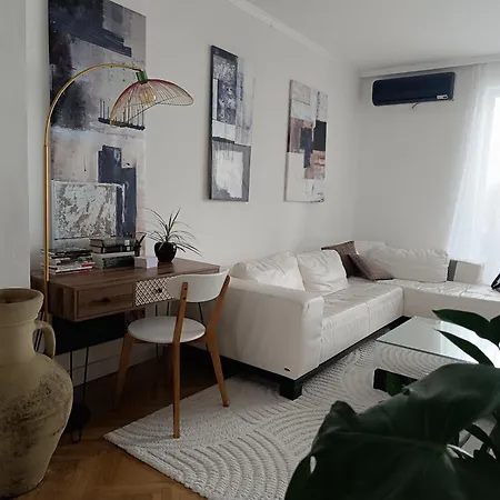 White Lounge Haustor Apartment Podgorica