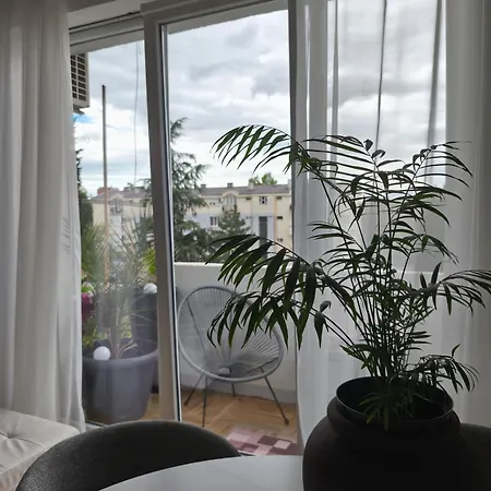 White Lounge Haustor Apartment Podgorica