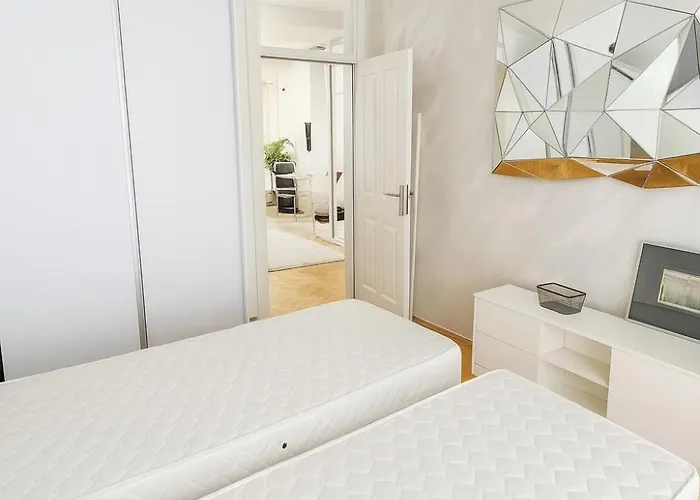 White Lounge Haustor Apartment Podgorica